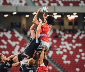 百米飞人巅峰对决 新星闪耀打破十年垄断